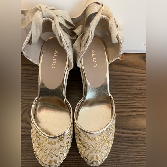 Gold embroidered ALDO Wedges, BRAND NEW! - Picture 4 of 7
